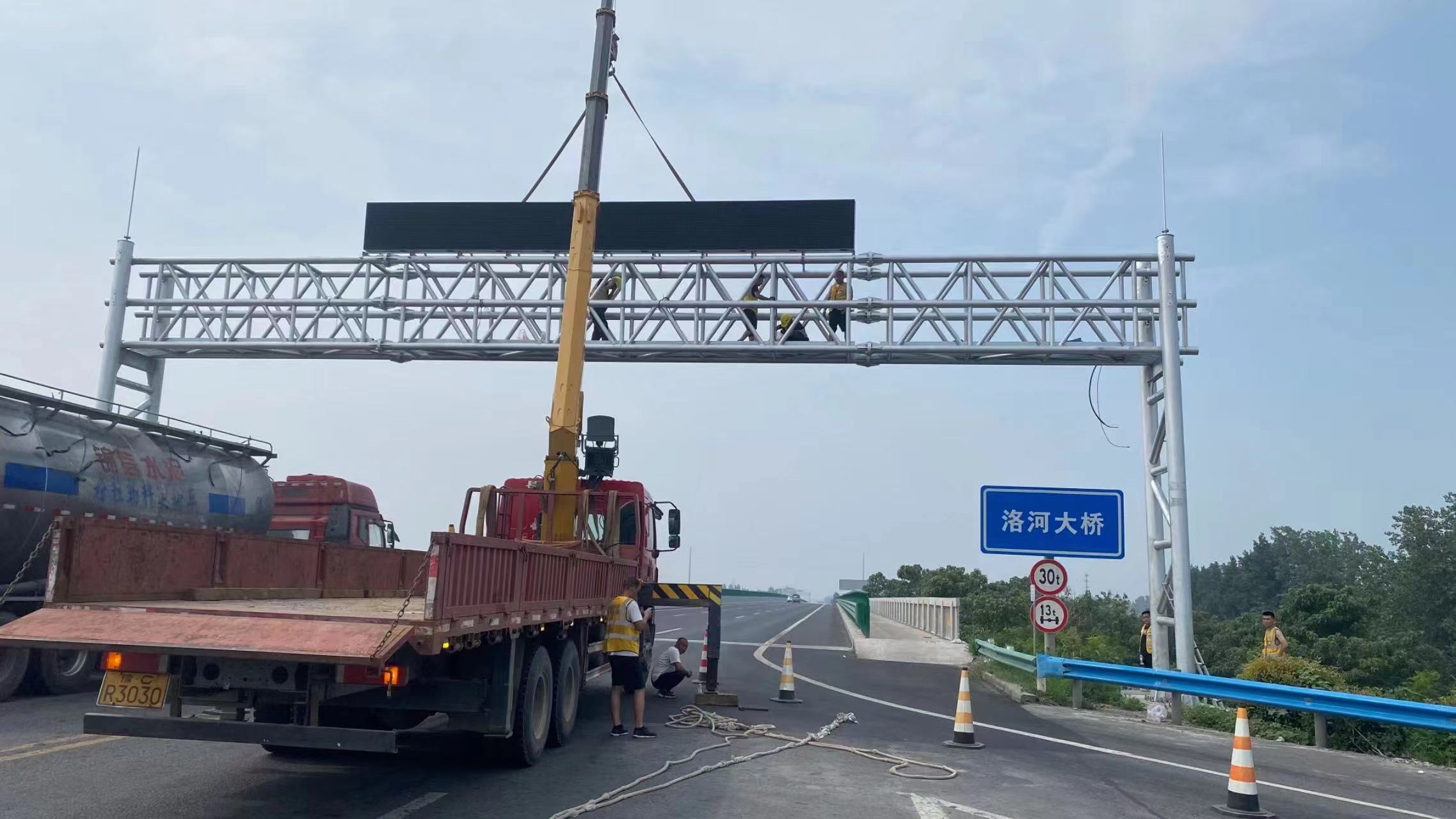 河南洛河大橋段龍門(mén)架交通誘導(dǎo)屏項(xiàng)目
